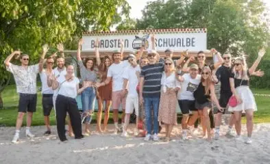 Gruppenfoto beim Imagefilm-Dreh für den Neusser Szene-Treff Bordsteinschwalbe