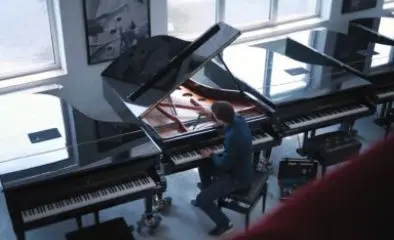 Pianist an Flügeln im Showroom – Imagefilm-Dreh für Pianovum